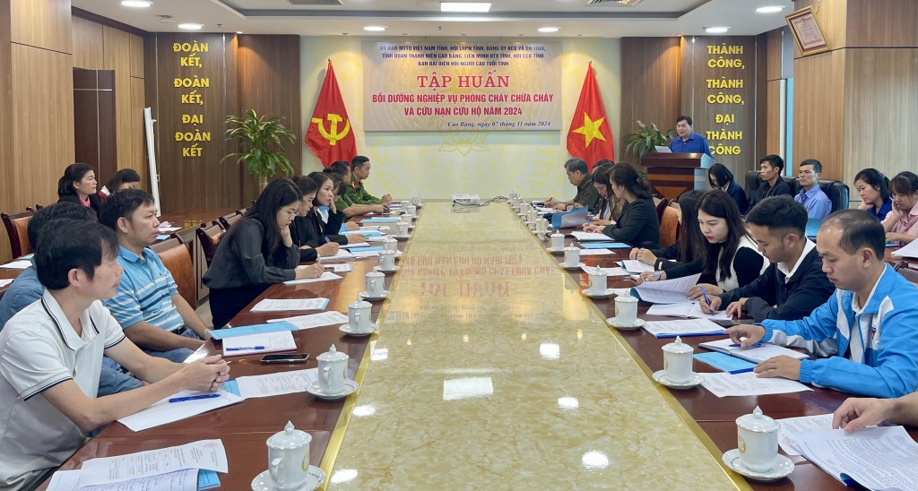 Học viên dự lớp tập huấn, huấn luyện nghiệp vụ PCCC&CNCH tại Ủy ban MTTQ tỉnh.
