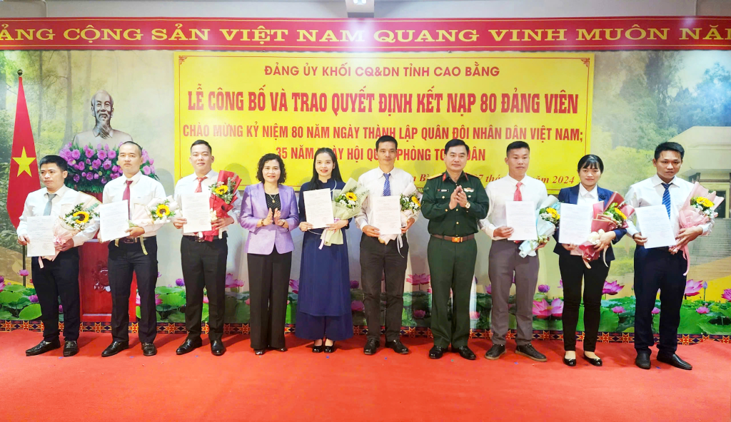 Lãnh đạo Ban Tổ chức Tỉnh ủy và Bộ Chỉ huy Quân sự tỉnh trao quyết định kết nạp Đảng cho đảng viên mới.