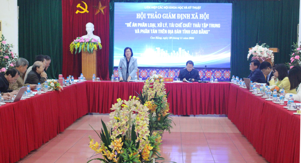 Lãnh đạo Liên hiệp các Hội Khoa học và Kỹ thuật tỉnh quán triệt nội dung hội thảo.
