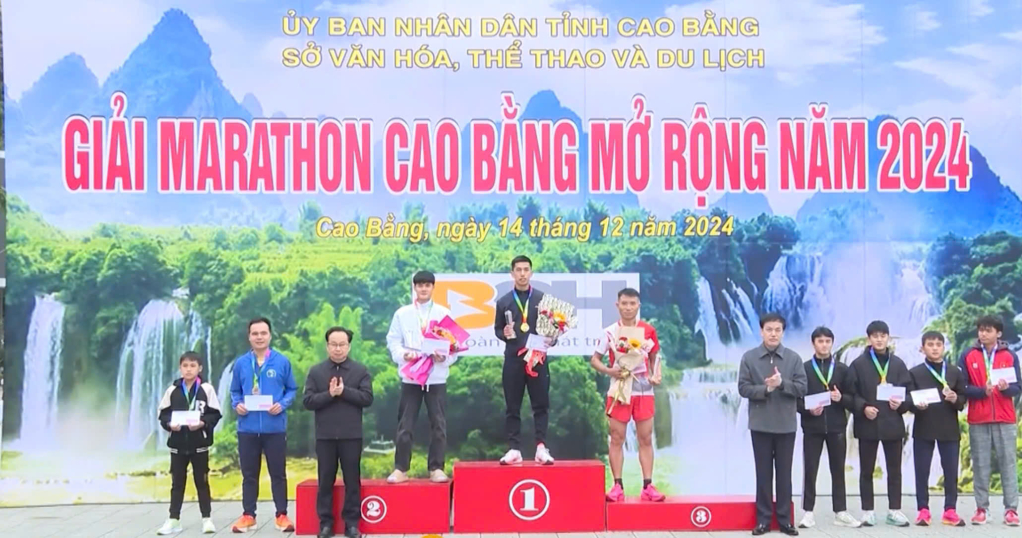 Ban Tổ chức trao giải Nội dung Nam 10km.