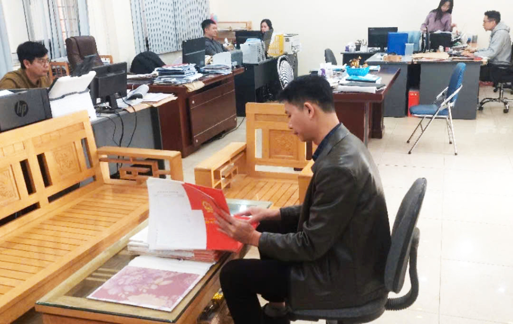 Cán bộ Chi nhánh Văn phòng đăng ký đất đai Thành phố kiểm tra, phân loại Giấy chứng nhận quyền sử dụng đất đã ký nhưng chưa trao cho chủ sử dụng đất trên địa bàn.