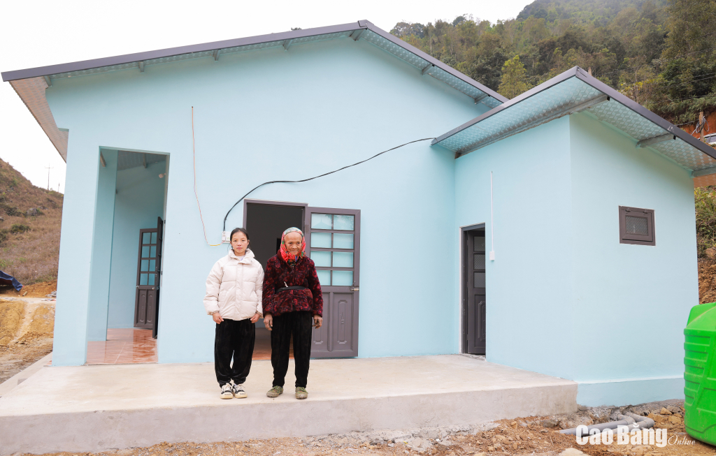 Em Đặng Mùi Khe và bà nội bên ngôi nhà mới, trong vụ sạt lở ở xóm Lũng Súng, xã Yên Lạc em đã mất cả bố và mẹ.