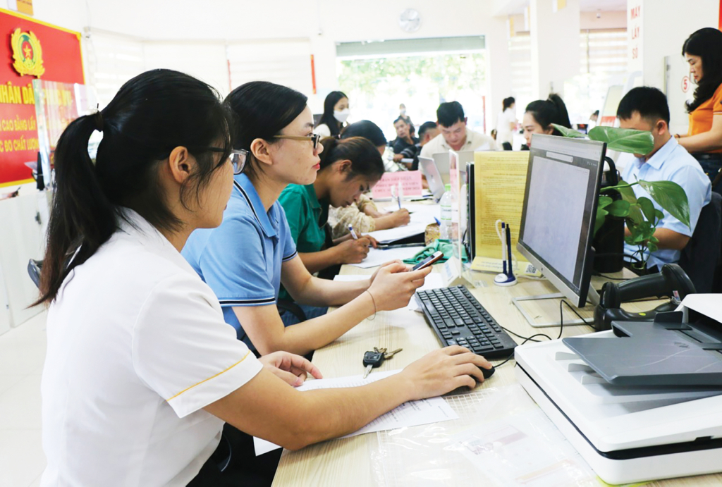 Cán bộ Trung tâm Phục vụ hành chính công tỉnh hướng dẫn người dân nộp hồ sơ trực tuyến.