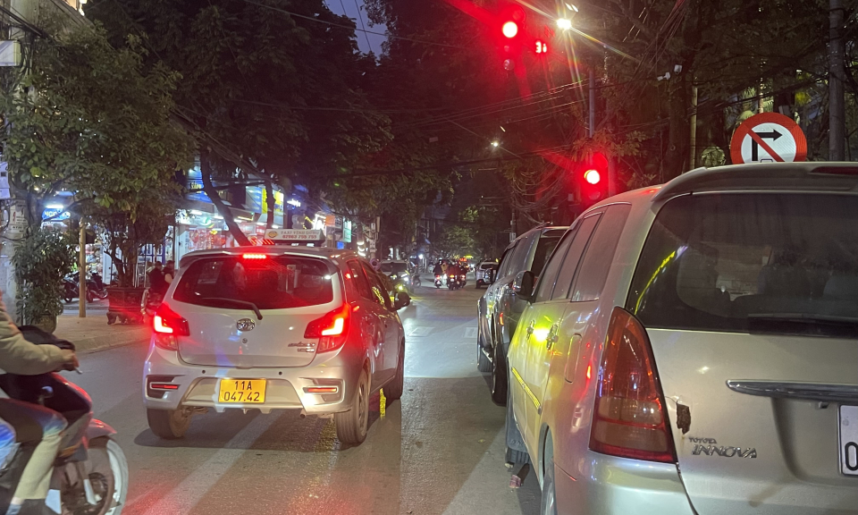Từ ngày 1/1/2025, ô tô vượt đèn đỏ có thể bị phạt lên tới 20 triệu đồng - Báo Cao Bằng điện tử