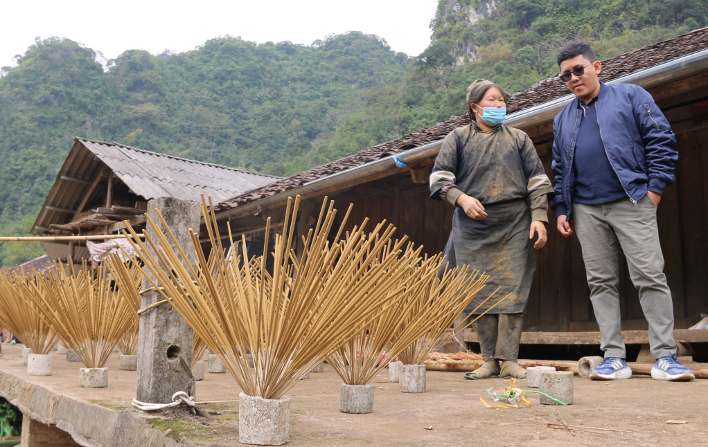 Nhờ quảng bá trên mạng xã hội, làng nghề hương Phja Thắp, xã Phúc Sen (Quảng Hòa) thu hút nhiều khách du lịch đến tham quan, trải nghiệm.