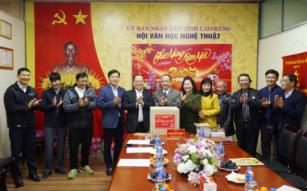 Bí thư Tỉnh ủy Quản Minh Cường trao quà tết cho Hội Văn học nghệ thuật tỉnh.