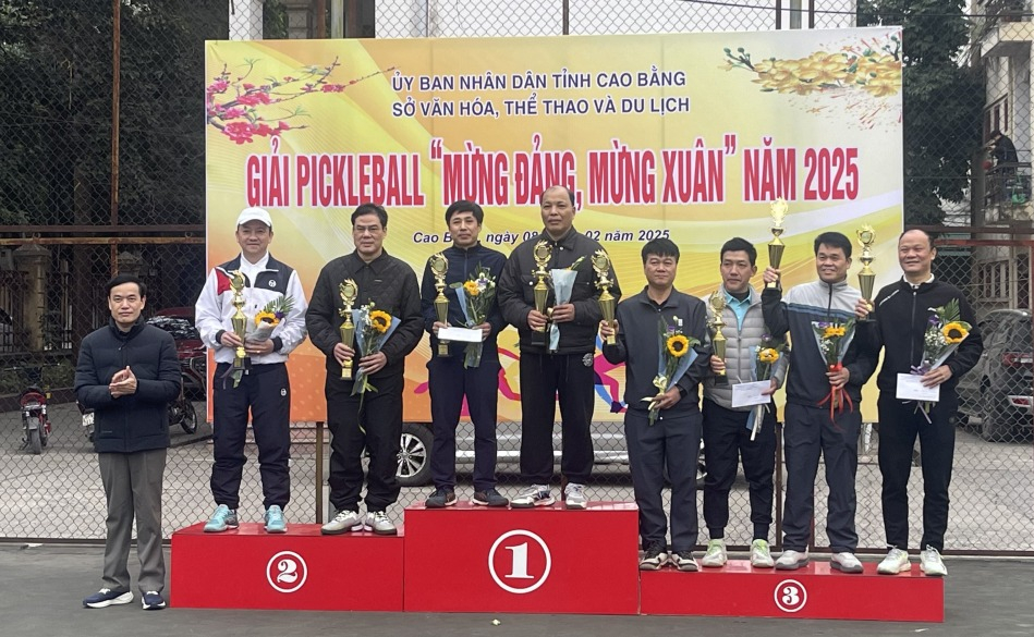 Lãnh đạo Sở Văn hóa Thể thao và Du lịch trao giải cho các vận động viên đạt giải Pickleball 