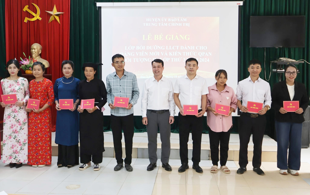  Lãnh đạo huyện Bảo Lâm trao giấy chứng nhận hoàn thành lớp bồi dưỡng lý luận chính trị dành cho đảng viên mới.