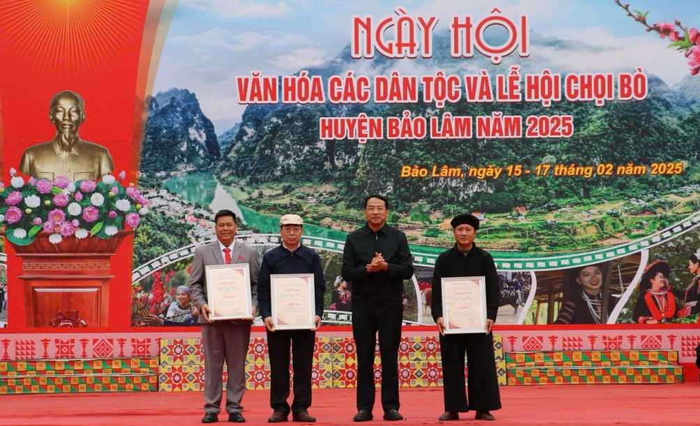 Bí thư Huyện ủy Bảo Lâm Đoàn Trọng Hùng trao giải toàn đoàn cho các đội thi.