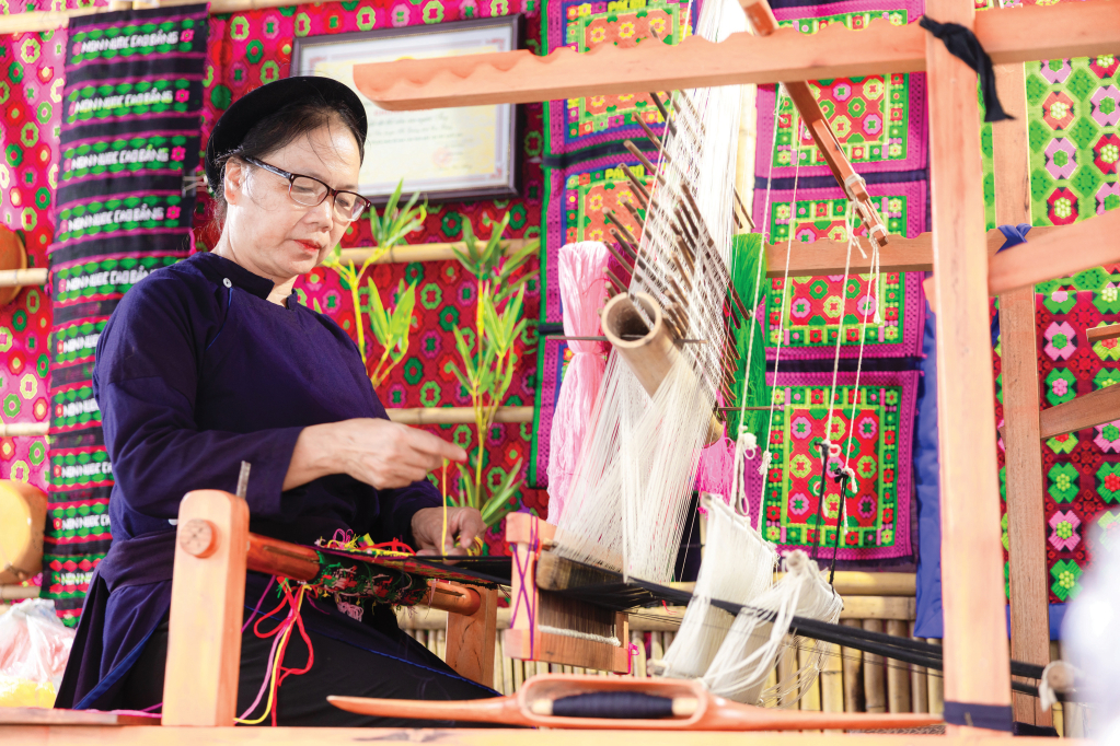 https://mediabcb.mediatech.vn/upload/image/202502/medium/133684_nghe_nhan_nong_thi_thuoc_nguoi_giu_lua_nghe_det_tho_cam_truyen_thong_xom_luong_noi_xa_ngoc_dao_ha_quang_17061519.jpg