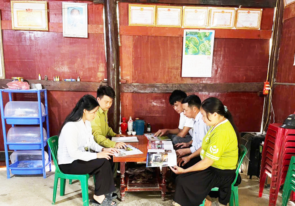 Bí thư Chi bộ, Trưởng xóm Mã Lịp, xã Trường Hà  (Hà Quảng) Lý Văn Thái (thứ hai từ  trái sang) tuyên truyền, vận động bà con phát triển kinh tế, giảm nghèo.