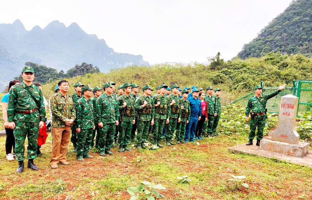  Đồn Biên phòng Cửa khẩu Sóc Giang phối hợp tổ chức tuần tra, giới thiệu đường biên, cột mốc.