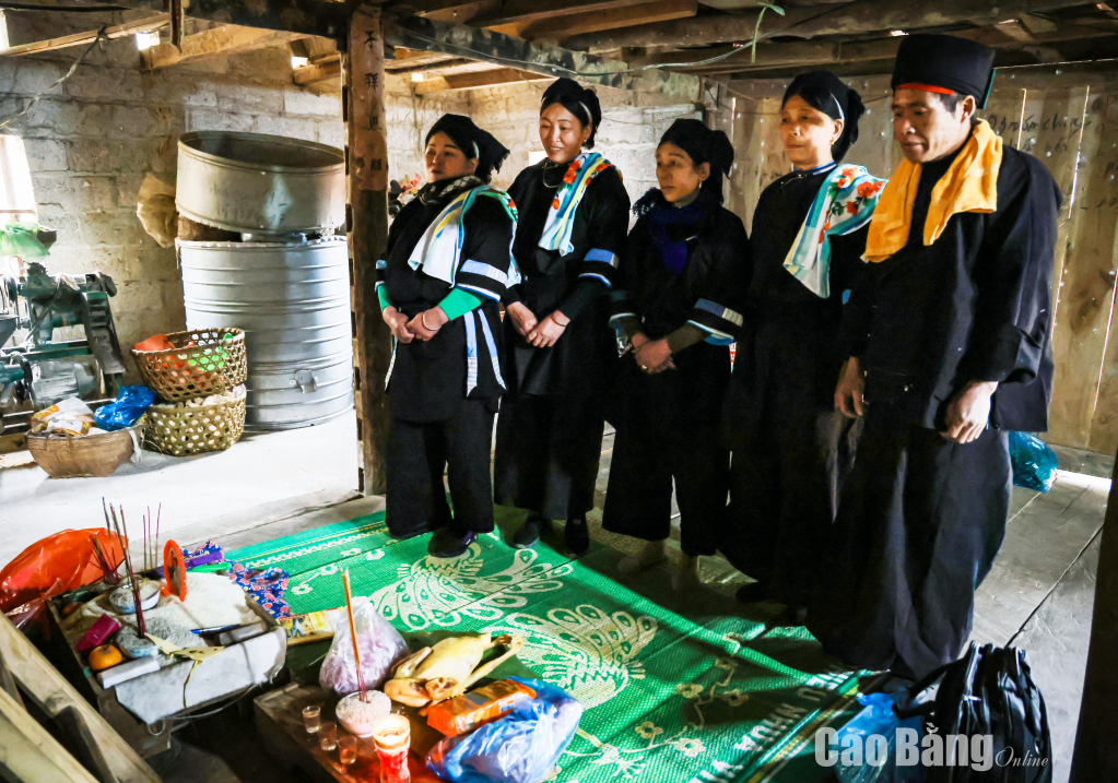 https://mediabcb.mediatech.vn/upload/image/202502/medium/133894_chon_duoc_ngay_lanh_thang_tot_gia_dinh_ba_hoang_thi_noong_xom_phja_chang_xa_phuc_sen_nguoi_dung_giua_moi_cac_thay_but_den_lam_le_cap_sac_00010926.jpg