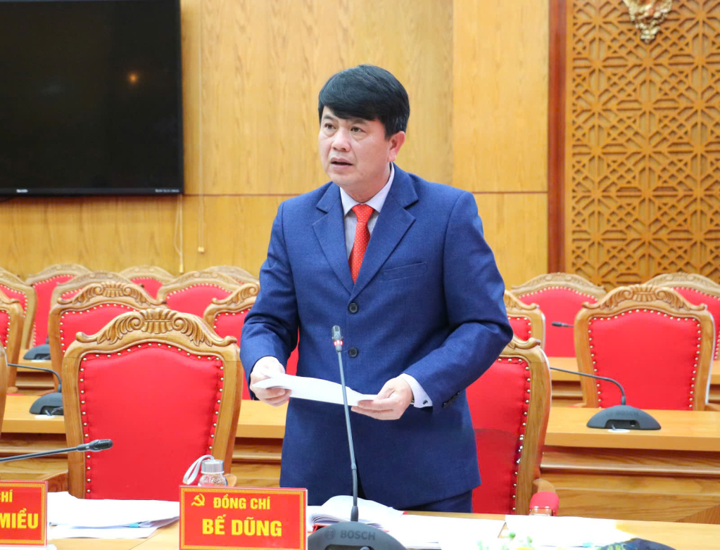 Phó Bí thư Đảng ủy các cơ quan Đảng tỉnh Bế Dũng trình bày dự thảo Quy chế làm việc và các văn bản liên quan.