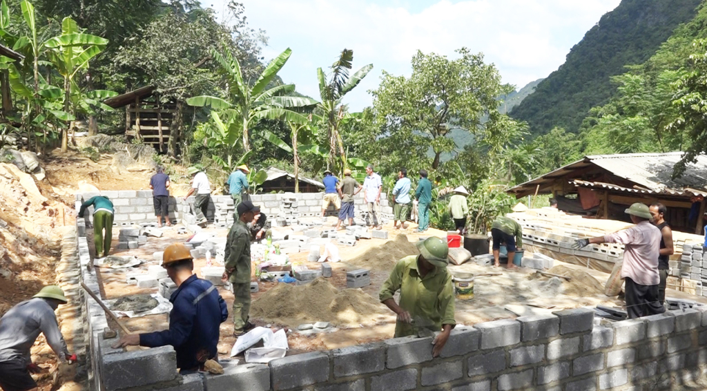 Xã Nam Tuấn huy động lực lượng vận chuyển vật liệu và xây nhà cho gia đình ông Đào Văn Mỏ, xóm Văn Thụ.