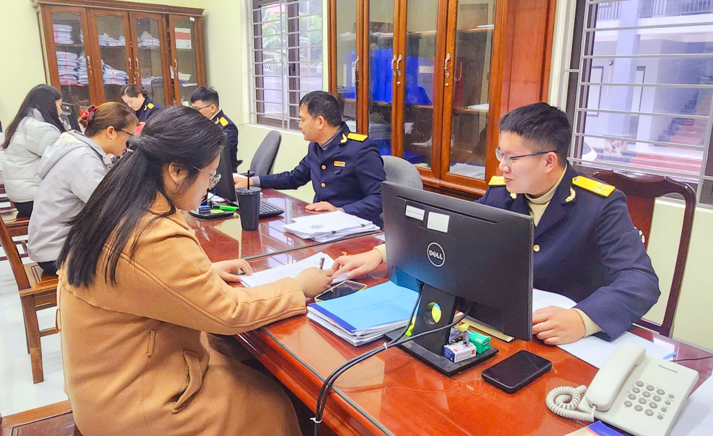  Công chức ngành thuế chủ động hướng dẫn người nộp thuế kê khai thuế.