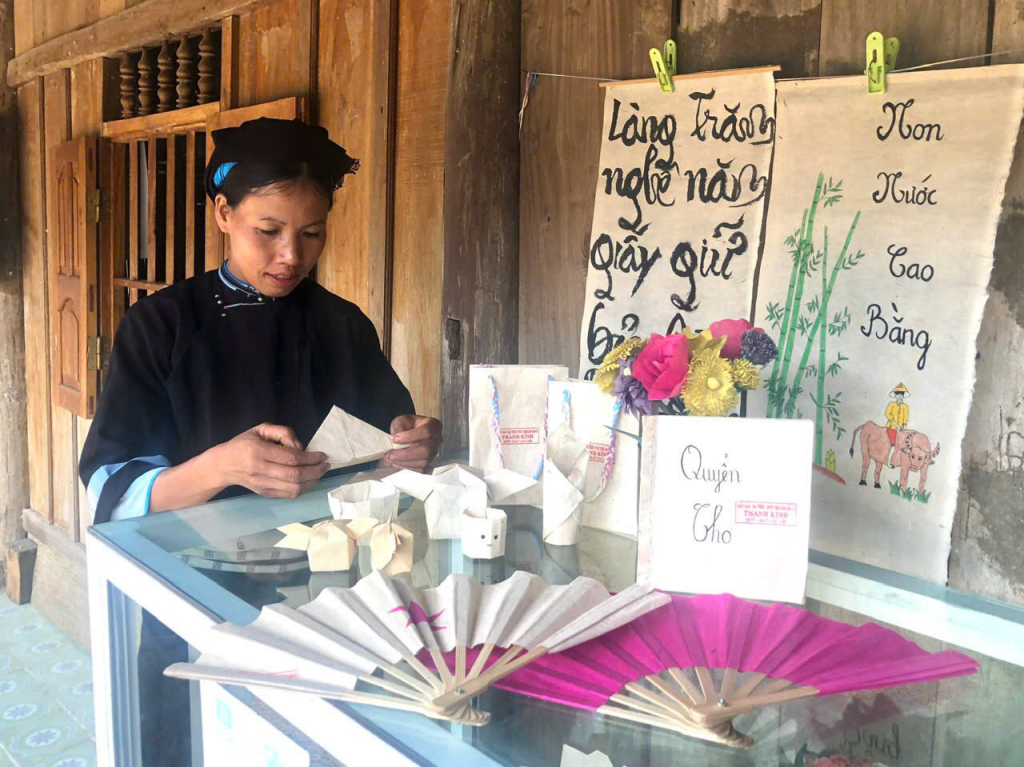 Sản phẩm giấy bản xã Phúc Sen (Quảng Hòa) được sản xuất thành các sản phẩm phục vụ du lịch.