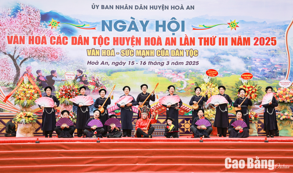 Trình diễn tiết mục Then cổ mang đậm bản sắc văn hóa dân tộc.