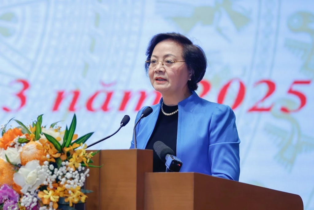 ộ trưởng Bộ Nội vụ Phạm Thị Thanh Trà báo cáo kết quả thực hiện các nhiệm vụ về cải cách hành chính.
