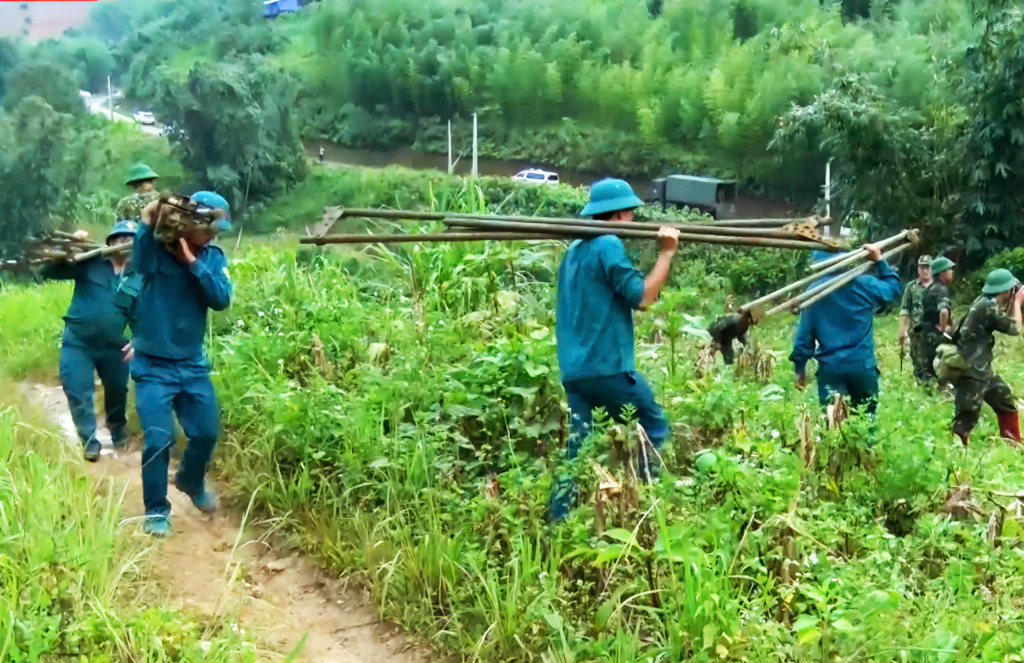 Lực lượng dân quân tự vệ huyện Nguyên Bình hỗ trợ người dân khắc phục hậu quả do cơn bão số 3 gây ra.