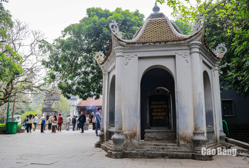 Ngay chân đền Hạ là nhà bia với kiến trúc hình lục giác, xây dựng năm 1917. Trong nhà bia hiện nay đặt một bia đá, nội dung ghi lời dặn của Chủ tịch Hồ Chí Minh khi Người về thăm đền Hùng ngày 19/9/1954: “Các Vua Hùng đã có công dựng nước, Bác cháu ta phải cùng nhau giữ lấy nước”.