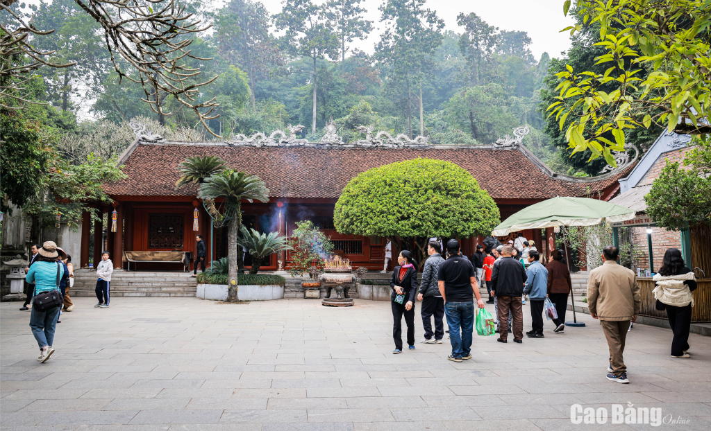 Bên trái Đền Hạ là chùa Thiên quang, trước đây gọi là Sơn cảnh thừa long tự. Đây là chùa thờ Phật theo hệ phái Đại thừa. Trước sân chùa có tháp sư hình trụ cao 4 tầng thờ cúng các vị hòa thượng đã tu hành và viên tịch tại chùa. Trong chùa còn có một gác chuông, được xây dựng vào thế kỷ XVII.
