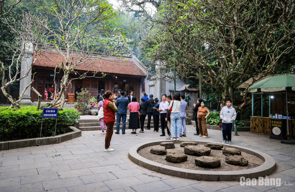 Đền Trung - còn gọi là Hùng Vương Tổ miếu được tương truyền là nơi các Vua Hùng ngắm cảnh và luận bàn việc nước cùng chư vị Lạc hầu, Lạc tướng. Đây cũng chính là nơi gắn liền với sự tích vua Hùng thứ 6 truyền ngôi cho Lang Liêu - vị hoàng tử đã làm ra bánh chưng bánh dày.