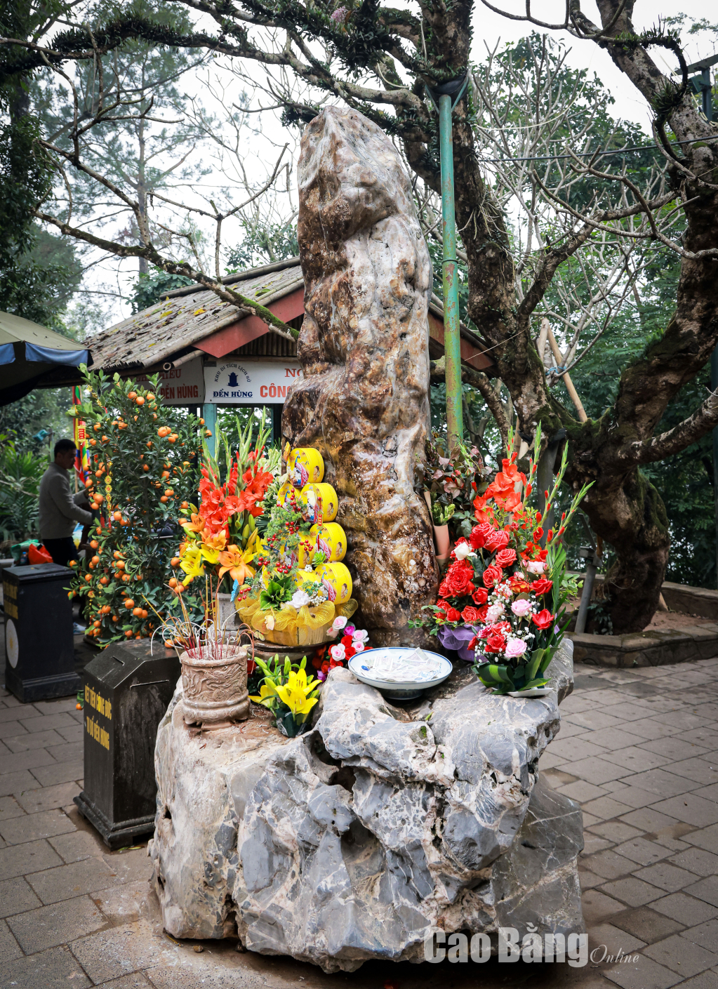 Bên trái đền Thượng là cột đá thề, tương truyền cột đá này do An Dương Vương Thục Phán dựng lên để thề nguyện bảo vệ non sông đất nước và đời đời trông nom miếu vũ họ Vương khi được Hùng Vương thứ 18 truyền ngôi.
