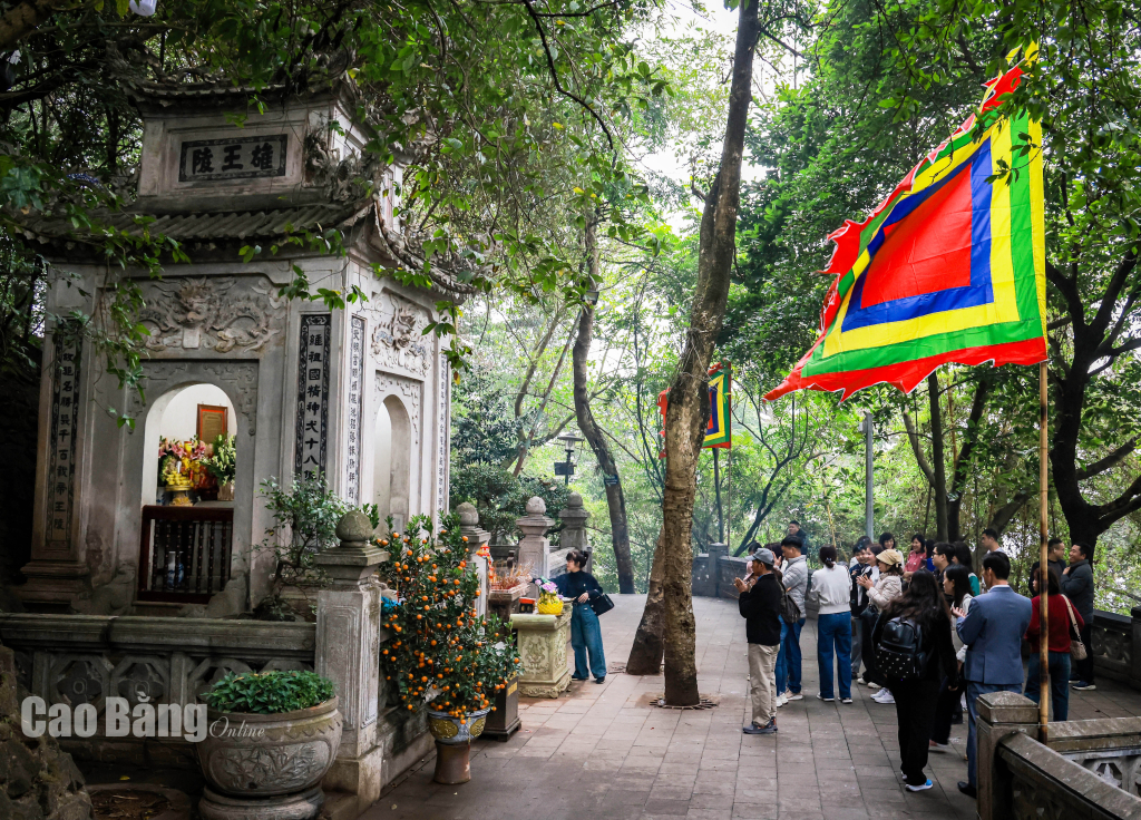 Phía đông Đền Thượng là Lăng Hùng Vương có địa thế đầu đội sơn, chân đạp thủy, mặt hướng về phía Đông Nam. Tương truyền đây là mộ của vua Hùng thứ 6. Ban đầu đây là mộ đất, đến năm Tự Đức thứ 27 (1870) được xây mộ dựng lăng và trùng tu lại vào năm Khải Định thứ 7 (1922).