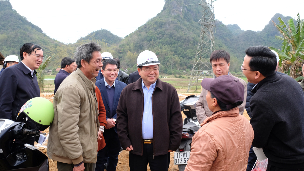 Bí thư Tỉnh ủy Quản Minh Cường thăm, động viên các hộ gia đình trong diện phải di dời nhà ở tại xóm Nà Ngài, xã Lê Lai (Thạch An) để thực hiện Dự án đường bộ cao tốc Đồng Đăng - Trà Lĩnh.