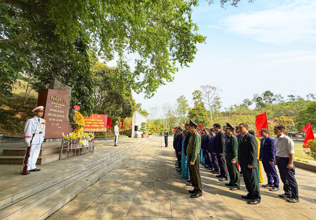 Đoàn đại biểu tỉnh dâng hoa tại Khu di tích lịch sử Nặm Lìn, xã Hoàng Tung (Hòa An).