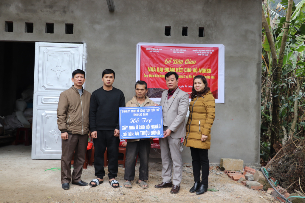 Lãnh đạo Ủy ban MTTQ Việt Nam tỉnh và Công ty TNHH Bê tông tươi Tuổi trẻ Cao Bằng trao kinh phí hỗ trợ nhà 