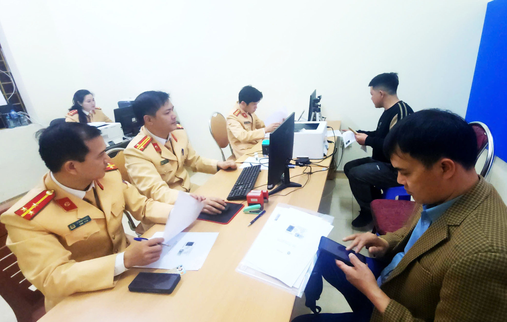 Người dân hài lòng khi đến lực lượng Cảnh sát giao thông Công an tỉnh thực hiện cấp đổi giấy phép lái xe.
