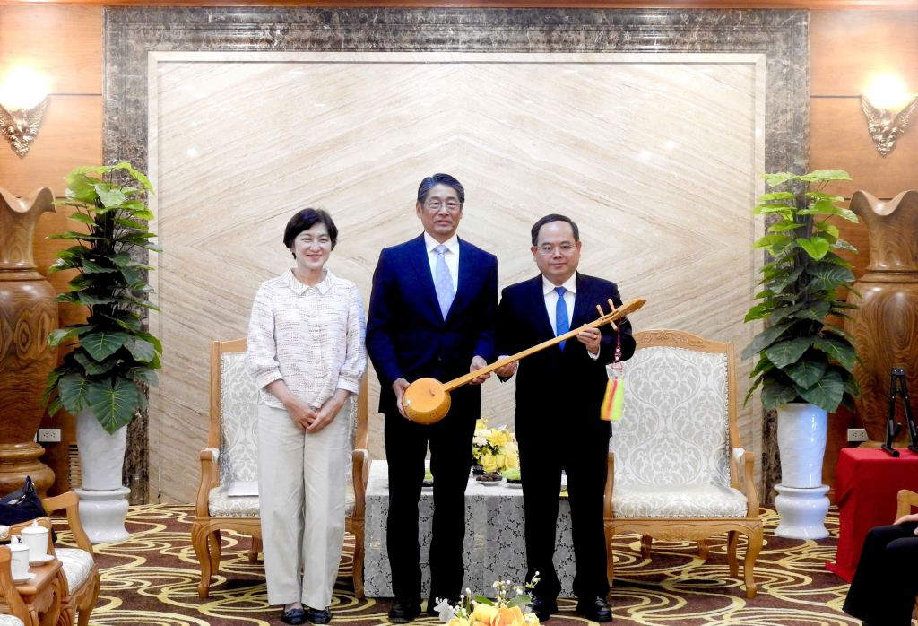 Bí thư Tỉnh ủy Quản Minh Cường tặng quà lưu niệm Ngài Đại sứ đặc mệnh toàn quyền Nhật Bản tại Việt Nam ITO Naoki và phu nhân.