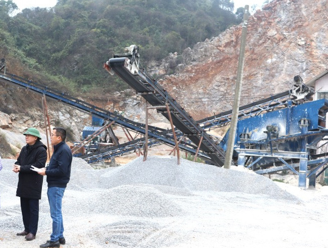 Hoạt động khai thác tại mỏ đá Bó Choong 2, thị trấn Hòa Thuận (Quảng Hòa).