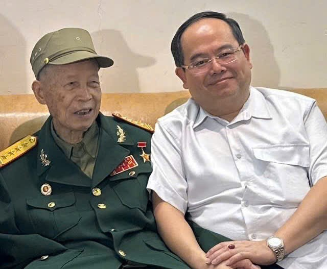 Bí thư Tỉnh uỷ Quản Minh Cường thăm hỏi sức khỏe, đời sống của Anh hùng Lực lượng vũ trang nhân dân Nhân dân La Văn Cầu.