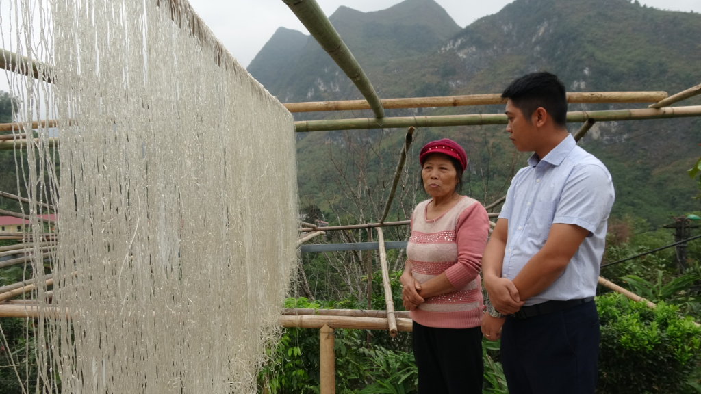 Thành viên dự án khảo sát tại các hộ gia đình tham gia dự án.