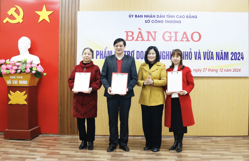 Lãnh đạo Sở Công thương trao sản phẩm hỗ trợ cho các doanh nghiệp nhỏ và vừa.