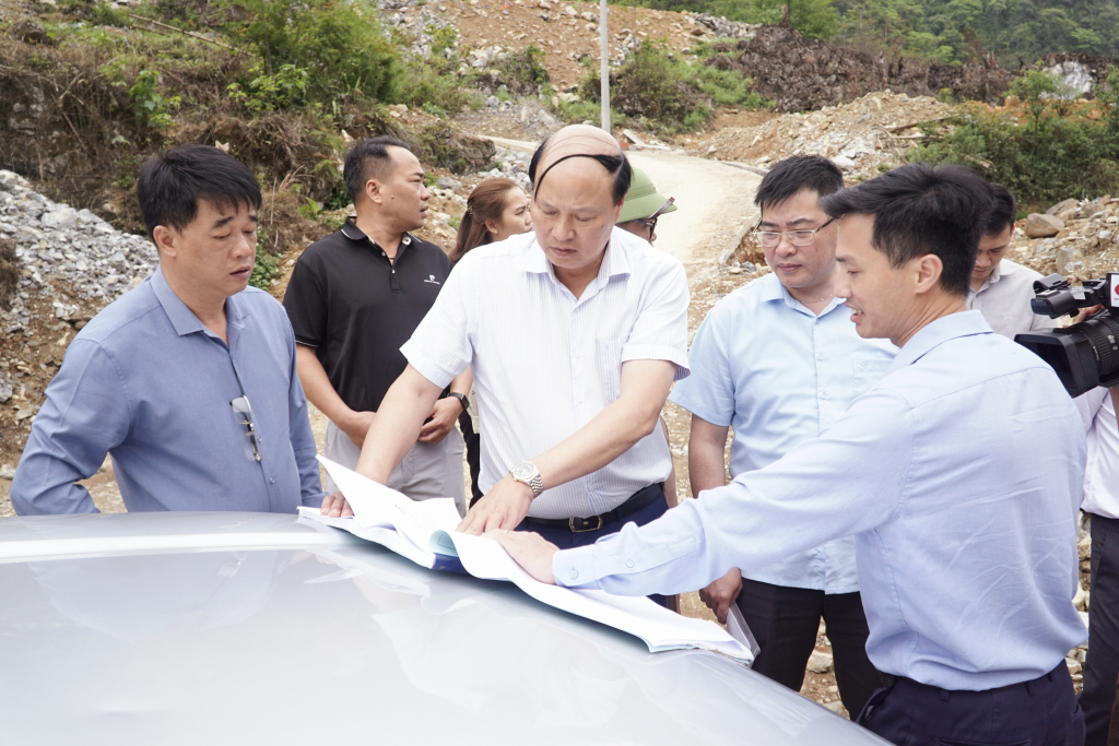 Phó Chủ tịch UBND tỉnh Hoàng Văn Thạch kiểm tra tiến độ thực hiện dự án bố trí tái định cư tại điểm Lũng Lỳ 1, xã Ca Thành.