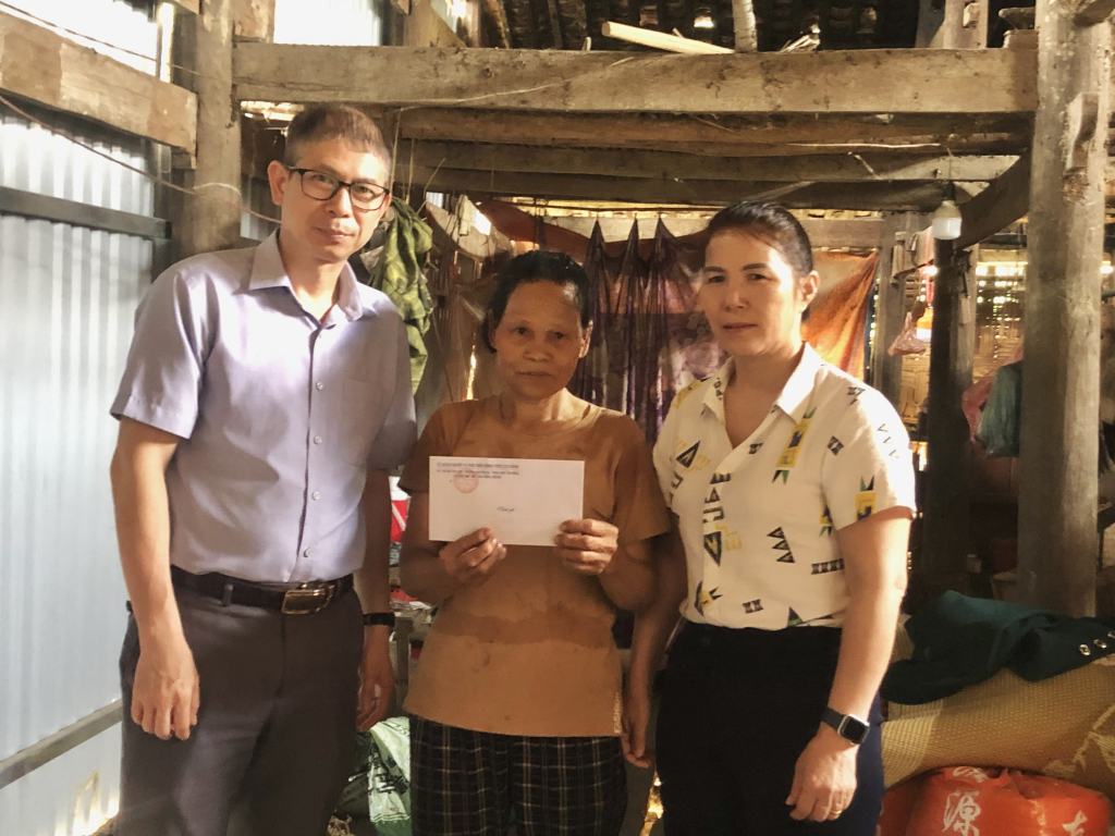 Đồng chí Nông Quốc Hùng, Tỉnh ủy viên, Giám đốc Sở Nông nghiệp và Môi trường, Phó trưởng Ban Chỉ đạo xóa nhà tạm, nhà dột nát tỉnh và lãnh đạo huyện Thạch An tặng quà hộ nghèo Nông Văn Sơn đang chuẩn bị xây nhà mới.