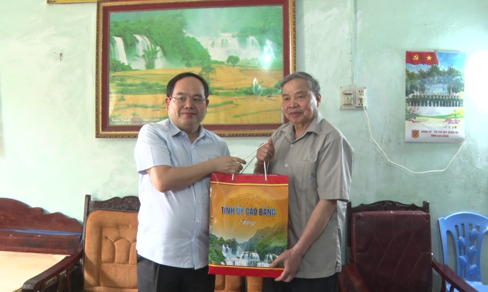 Bí thư Tỉnh ủy Quản Minh Cường thăm, tặng quà Anh hùng Lực lượng vũ trang nhân dân Hoàng Văn Thượng 