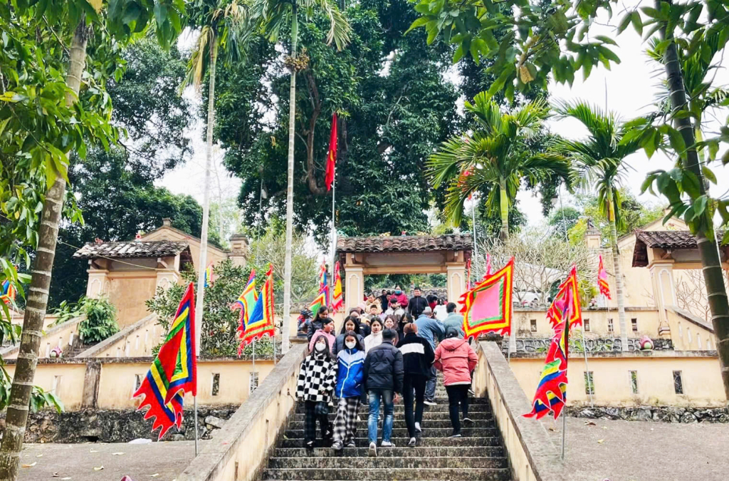 Lễ hội Đền Vua Lê, xã Hoàng Tung (Hòa An) thu hút đông đảo du khách thập phương.