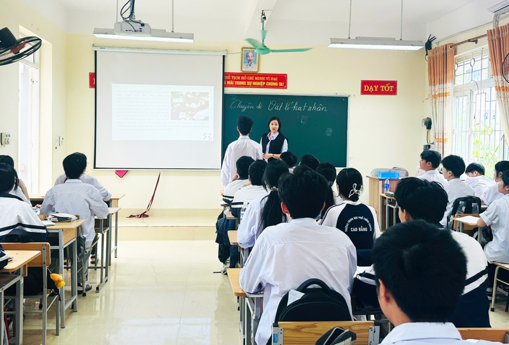 Học sinh Trường THPT Chuyên ôn thi tốt nghiệp THPT.