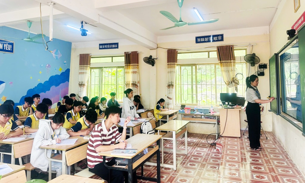 Trường THPT Hạ Lang ôn thi tốt nghiệp THPT học sinh.