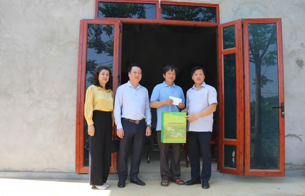 Phó Chủ tịch UBND tỉnh Trịnh Trường Huy thăm, tặng quà gia đình ông Bàng Lương Vương, xóm Bản Chang, xã Dân Chủ.