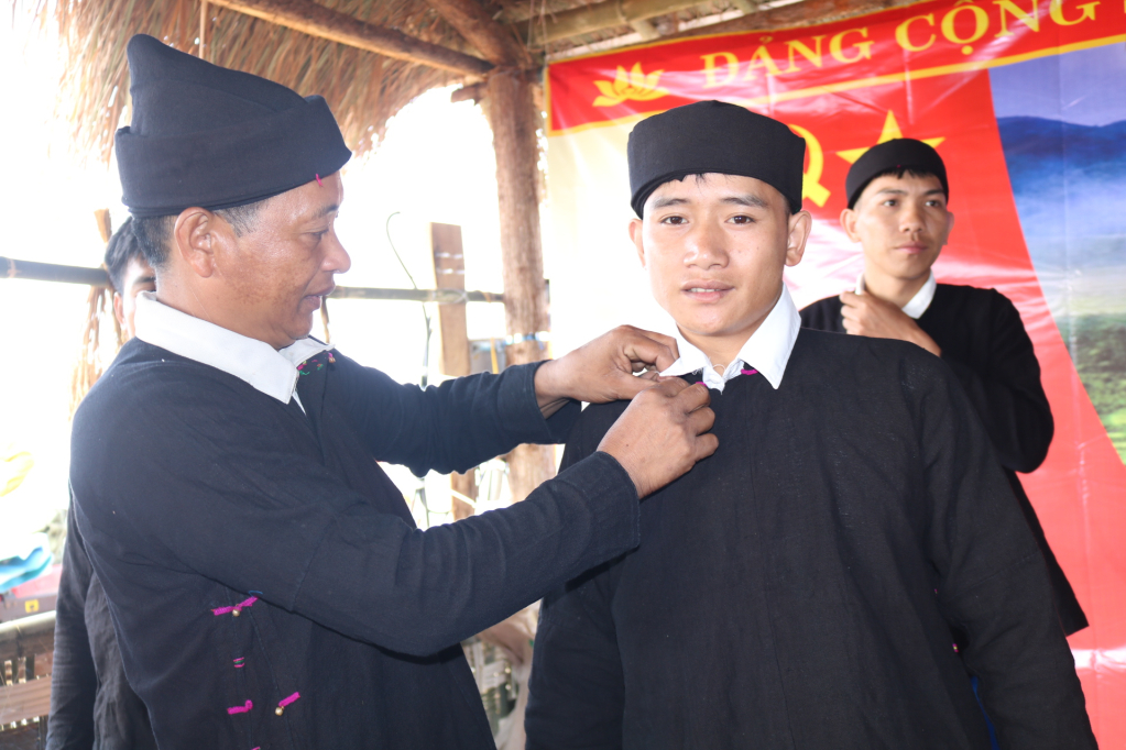Trang phục nam giới Lô Lô đen tương đồng với trang phục nam của các dân tộc khác của Cao Bằng.