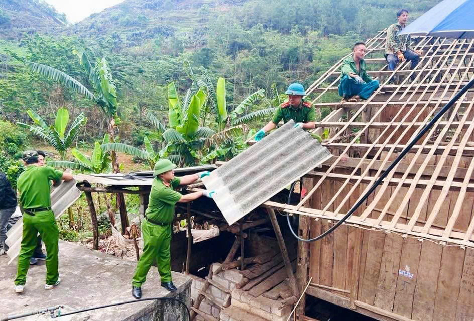 Các ban, ngành, đoàn thể, lực lượng vũ trang huyện Hà Quảng tăng tốc hỗ trợ người dân đẩy nhanh tiến độ thi công để hoàn thành chương trình xóa nhà tạm, nhà dột nát trước ngày 30/9/2025. 