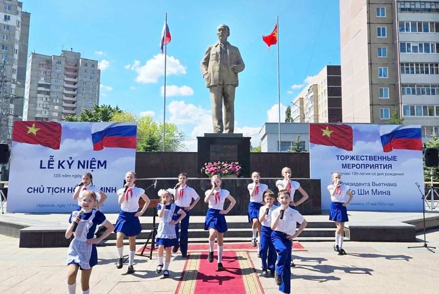 Lễ kỷ niệm 135 năm Ngày sinh Chủ tịch Hồ Chí Minh tại thành phố Ulyanovsk (Liên bang Nga).