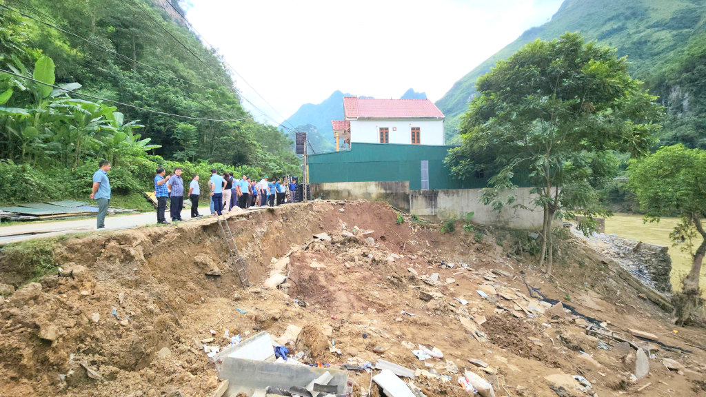 Sạt lở trên Quốc lộ 34 đoạn đi qua thị trấn Bảo Lâm, huyện Bảo Lâm.