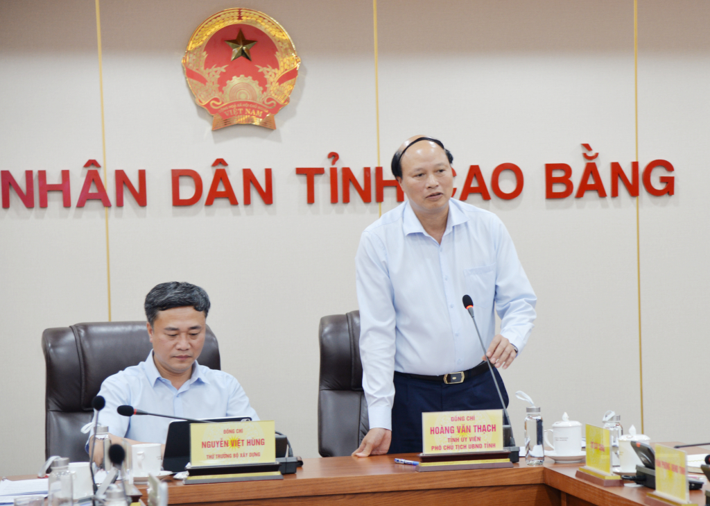 Phó Chủ tịch UBND tỉnh Hoàng Văn Thạch phát biểu tại buổi làm việc.